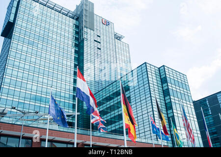 Photos de l'extérieur de l'Office de bâtiment d'entreprise moderne en verre à Amsterdam, en Hollande, aux Pays-Bas. Banque D'Images