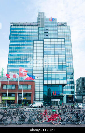 Photos de l'extérieur de l'Office de bâtiment d'entreprise moderne en verre à Amsterdam, en Hollande, aux Pays-Bas. Banque D'Images