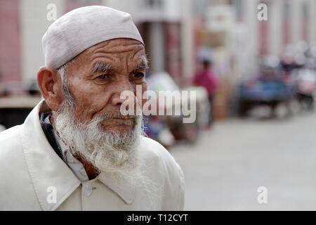 Ancien Ouïghour sur le célèbre marché du dimanche à Kashgar, dans la région autonome du Xinjiang, en Chine. Banque D'Images