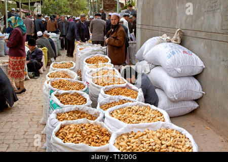 Boutique vendant des noix et des épices sur le marché du dimanche de Kashgar, dans la région autonome de Xinjiang, en Chine. Banque D'Images