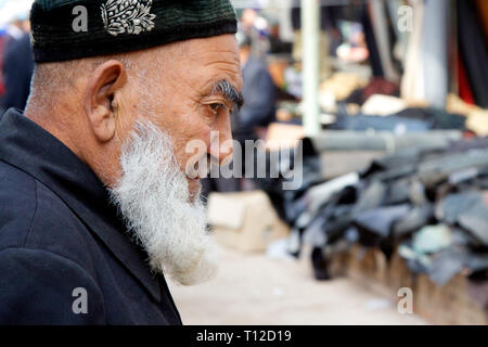 Ancien Ouïghour sur le célèbre marché du dimanche à Kashgar, dans la région autonome du Xinjiang, en Chine. Banque D'Images