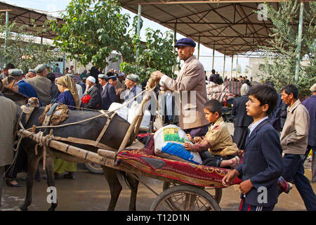 Route menant au remarquable marché du dimanche à Kashgar, dans la région autonome du Xinjiang, en Chine. Banque D'Images