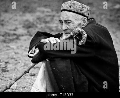 Ancien Ouïghour sur le célèbre marché du dimanche à Kashgar, dans la région autonome du Xinjiang, en Chine. Banque D'Images