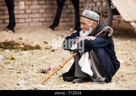 Ancien Ouïghour sur le célèbre marché du dimanche à Kashgar, dans la région autonome du Xinjiang, en Chine. Banque D'Images