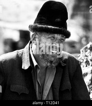 Ancien Ouïghour sur le célèbre marché du dimanche à Kashgar, dans la région autonome du Xinjiang, en Chine. Banque D'Images