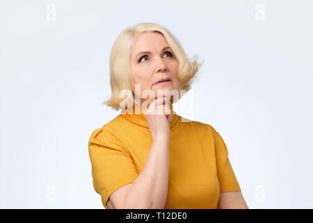 La haute blonde woman looking up et la pensée Banque D'Images