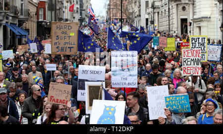 Veuillez PRENDRE NOTE DES ÉDITEURS SUR LA LANGUE DES SIGNES. Anti-Brexit participants prennent part à la voter mars à Londres. Banque D'Images