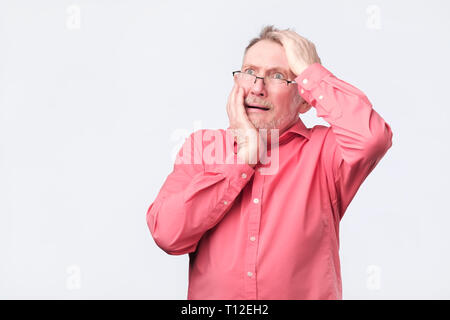 Guy senior à la satisfait et fatigué. Problème de mémoire Banque D'Images