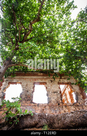 Phare abandonné historique ruines à Aguadilla, Puerto Rico, Banque D'Images