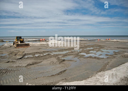 Bulldozer sur une plage de sable fin Banque D'Images