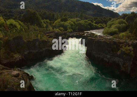 Les eaux déchaînées de la rivière Futaleufú Futaleufú, Puente Gelvez, Patagonie, au Chili Banque D'Images