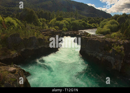 Les eaux déchaînées de la rivière Futaleufú Futaleufú, Puente Gelvez, Patagonie, au Chili Banque D'Images