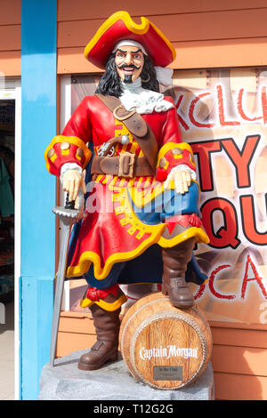 Rhum Captain Morgan figure à l'extérieur du capitaine pirate Duty Free Shop, Boardwalk, Philipsburg, Saint Martin, Saint Martin, Petites Antilles, Caraïbes Banque D'Images