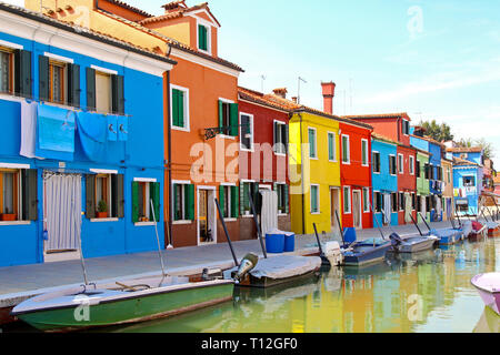 Bâtiments colorés en Burano island sunny street Banque D'Images