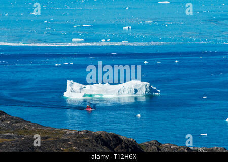 Navire naviguant par iceberg flottant à Ilulissat, Groenland Banque D'Images