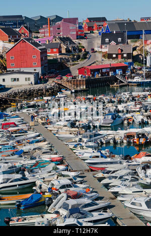 Maisons peintes de couleurs vives avec des bateaux de pêche dans le port, Ilulissat, Groenland. Banque D'Images