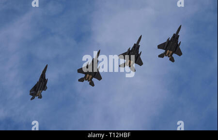 4 République de Singapour Air Force F-15E Strike Eagle avions de se préparer à atterrir après avoir effectué une sortie au cours de l'exercice Red Flag 19-2 à Nellis Air Force Base, Nevada, le 21 mars 2019. Drapeau rouge a formé plus de 506 000 militaires, dont plus de 157 000 membres d'équipage aux commandes plus de 411 000 sorties et totalisant plus de 757 000 heures de vol. (U.S. Air Force photo par un membre de la 1re classe dépositaire A. Darbasie) Banque D'Images