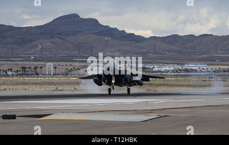 Une république de Singapour Air Force F-15E Strike Eagle fighter jet (après avoir effectué une sortie au cours de l'exercice Red Flag 19-2 à Nellis Air Force Base, Nevada, le 21 mars 2019. Les quatre services de l'armée américaine, la garde et la réserve et les forces aériennes d'autres pays participent à chaque exercice Red Flag. (U.S. Air Force photo par un membre de la 1re classe dépositaire A. Darbasie) Banque D'Images