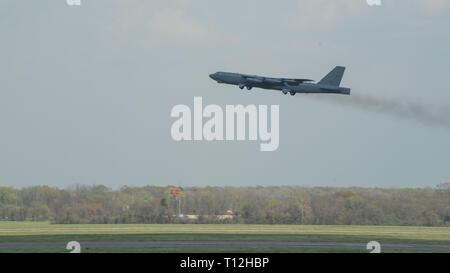 Deux B-52 Stratofortresses partent de Base aérienne de Barksdale, en Louisiane, le 20 mars 2019. La 2e et 5e Bomb Wing a volé au-dessus du Texas dans le cadre d'une exercice d'immersion. (U.S. Photo de l'Armée de l'air par la Haute Airman Sydney Campbell) Banque D'Images