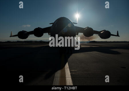 Un C-17 Globemaster III affecté à la 300e Escadron de transport aérien, d'une base commune de Charleston, Caroline du Sud, est situé sur la piste pendant les vérifications de contrôle en amont lors d'une mission de formation, le 21 mars 2019. C-17 sont des avions-cargos capables de répondre à une multitude de situations à partir de missions humanitaires à gouttes du fret. (Photo par Sean Carnes) Senior Airman Banque D'Images