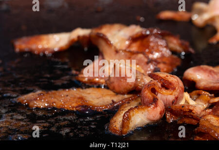 Libre de droit d'un bacon de cuisson sur un barbecue à un collecteur de fonds d'école le jour des élections en Australie Banque D'Images