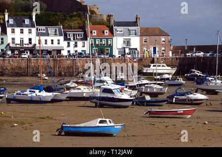 Bateaux de pêche dans le port de Gorey à marée basse sur l'île de Jersey, Îles britanniques, Royaume-Uni. Banque D'Images