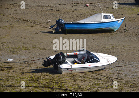 Une paire de bateaux de pêche dans le port de Gorey à marée basse sur l'île de Jersey, Îles britanniques, Royaume-Uni. Banque D'Images