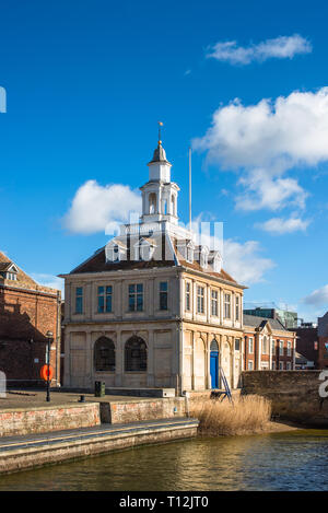 La Maison de la douane, situé le long du quai Purfleet, construit en 1683 par George Vancouver. Kings Lynn, Norfolk, Angleterre, Royaume-Uni. Banque D'Images