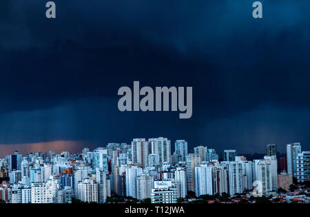 Tempête de vent, ciel gris-nuage et fortes pluies en grande ville. São Paulo Brésil Amérique du Sud. Banque D'Images