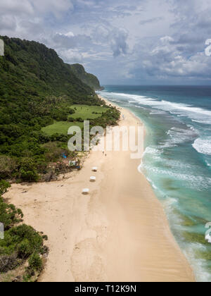 Une vue aérienne de la plage Pantai Uluwatu dans Nunggalan à Bali, Indonésie Banque D'Images
