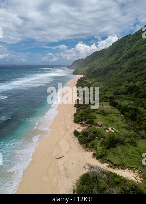 Une vue aérienne de la plage Pantai Uluwatu dans Nunggalan à Bali, Indonésie Banque D'Images