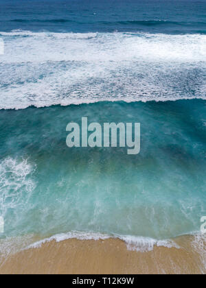 Une vue aérienne de la plage Pantai Uluwatu dans Nunggalan à Bali, Indonésie Banque D'Images
