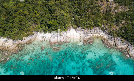 Beau paysage aérien de l'île de Perhentian Kecil tropical avec plage de sable de cristal de l'eau, la Malaisie Banque D'Images