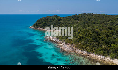 Vue aérienne de beaux paysage panoramique de l'île de Perhentian tropical avec plage de sable de cristal de l'eau et de la jungle en Malaisie Banque D'Images