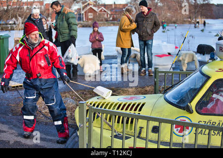 Membre de l'équipage de l'aéroglisseur couverts tirant Swedish Sea Rescue Society sur la glace du lac Malaren, Sigtuna, Suède, Scandinavie Banque D'Images
