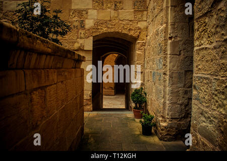 Une ruelle dans la vieille ville de Birgu, Malte. Une ruelle typique dans la vieille ville de Birgu, Malte avec les murs en calcaire. Banque D'Images