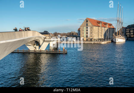 Inderhavnsbroen cycle & passerelle pour piétons reliant avec Nyhavn à Copenhague Christianshavn Danemark Europe Banque D'Images