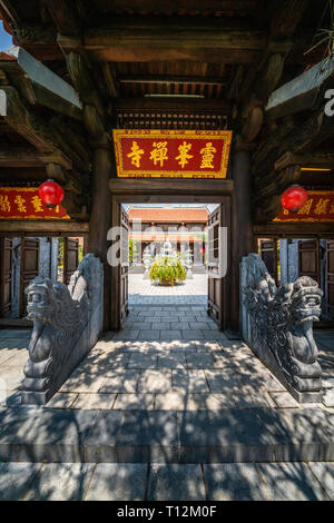 Ba Na Nui Chua Linh Phong pic avec ' ' Tu temple, Linh Phong tour, Lau Chuong, LFI maisons et Ba temple. La célèbre destination de Da nang, Vietnam Banque D'Images