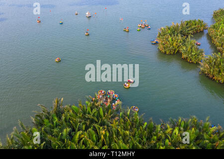 Vue aérienne, les touristes de la Chine, la Corée, l'Amérique, la Russie d'un panier à l'excursion en bateau à l'eau de noix de coco ( forêt de mangrove ) palm Hoi An, Quang Nam, Vietnam Banque D'Images