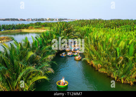 Vue aérienne, les touristes de la Chine, la Corée, l'Amérique, la Russie d'un panier à l'excursion en bateau à l'eau de coco palm mangrove ( ) de la forêt. Hoi An, Quang Nam, Vietnam Banque D'Images