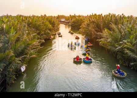 Vue aérienne, les touristes de la Chine, la Corée, l'Amérique, la Russie d'un panier à l'excursion en bateau à l'eau de coco palm mangrove ( ) de la forêt. Hoi An, Quang Nam, Vietnam Banque D'Images