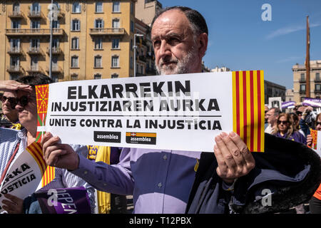 Un homme est vu holding a placard disant United contre l'injustice pendant l'événement. Convoqué par Crida a les dones republicanes (appel à des femmes républicaines) environ 300 personnes ont assisté à l'acte en hommage à la indépendantistes qui servent des peines de prison, les représailles ou en exil. Banque D'Images