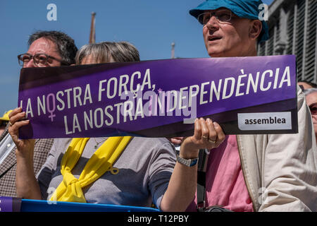 Une femme est un un grand placard en disant notre force (que des femmes) est notre indépendance pendant l'événement. Convoqué par Crida a les dones republicanes (appel à des femmes républicaines) environ 300 personnes ont assisté à l'acte en hommage à la indépendantistes qui servent des peines de prison, les représailles ou en exil. Banque D'Images