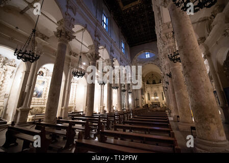 LECCE, Pouilles, Italie - intérieur intérieur en restauration de l'église de la Sainte Croix (Basilique Santa Croce) - Magnifique église baroque Banque D'Images