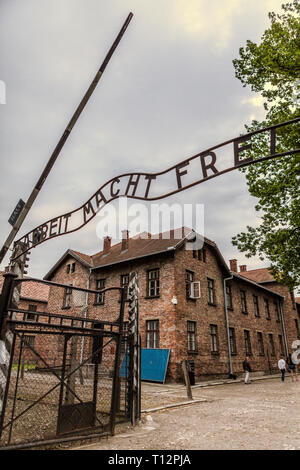 'Arbeit macht frei' porte d'entrée au camp de concentration d'Auschwitz Banque D'Images