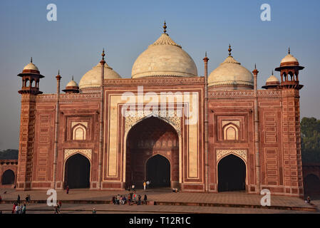 Répondre la mosquée, construite à l'est du Taj Mahal, à des fins de symétrie, jumeler de façon identique avec la mosquée à l'ouest. Agra, Inde, Asie. Banque D'Images