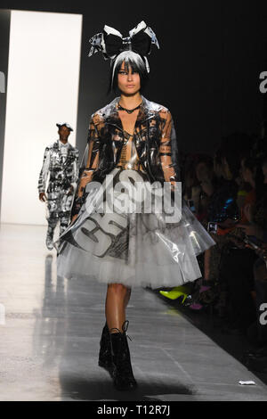 NEW YORK, NY - 08 février : Grace Elizabeth promenades la piste pour Jeremy Scott pendant la Fashion Week de New York : les spectacles dans les studios du printemps sur février 08 Banque D'Images