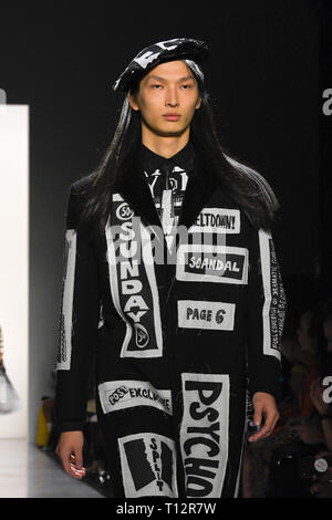 NEW YORK, NY - 08 février : Zhengyang Zhang promenades la piste pour Jeremy Scott pendant la Fashion Week de New York : les spectacles dans les studios du printemps sur février 08 Banque D'Images