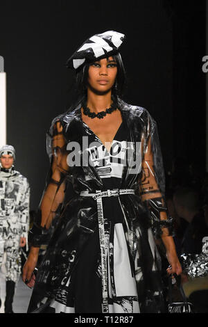 NEW YORK, NY - 08 février : Jordan Daniels emprunte la piste pour Jeremy Scott pendant la Fashion Week de New York : les spectacles dans les studios du printemps sur février 08, Banque D'Images