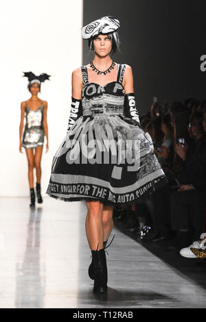 NEW YORK, NY - 08 février : Meghan Collison promenades la piste pour Jeremy Scott pendant la Fashion Week de New York : les spectacles dans les studios du printemps sur février 08 Banque D'Images